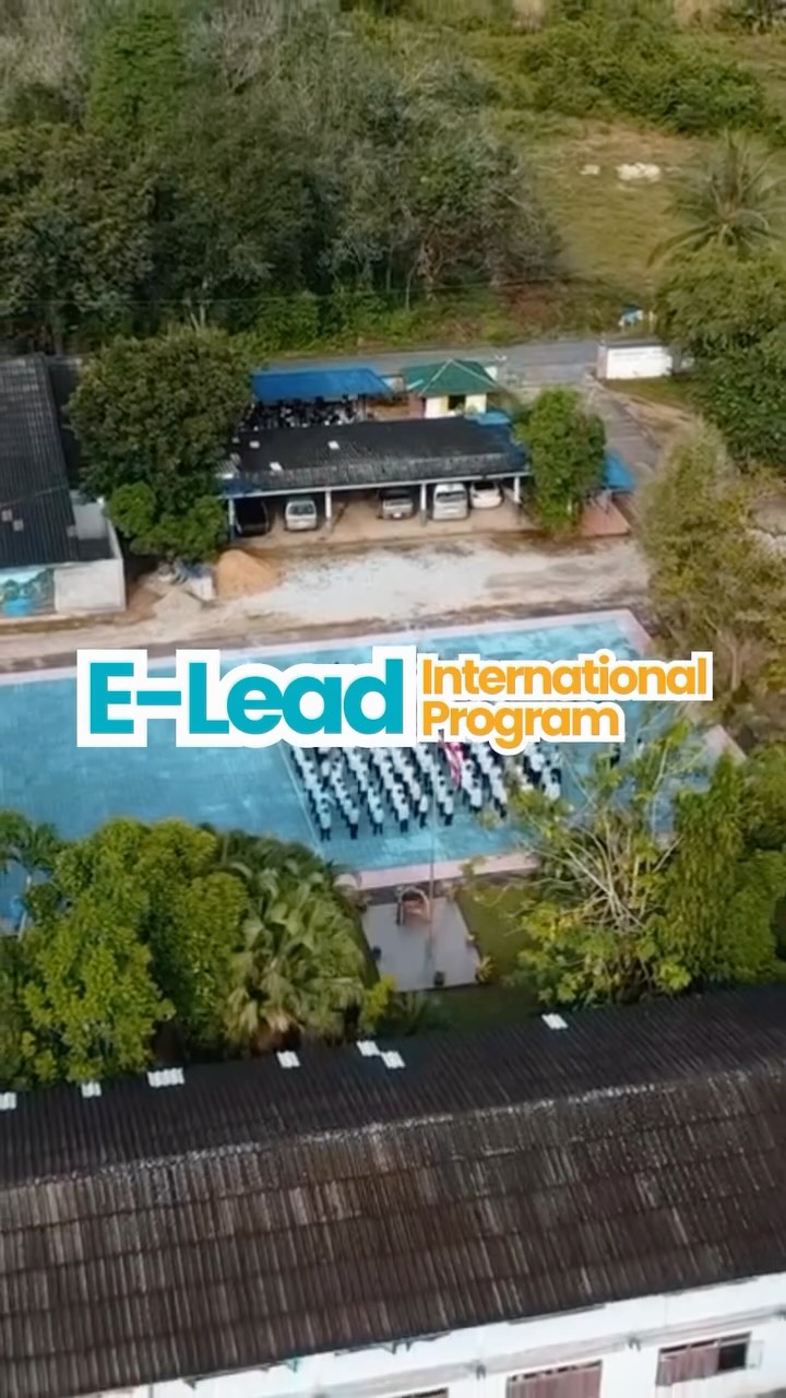 Sentry E-Lead IBS dalam perjalanan EIP (E-Lead International Program) — Thailand Edition 🇹🇭✨”

Mereka berkunjung ke Pesantren Mesbahel ‘Ulum,
berbaur dengan masyarakat, berbagi ilmu, dan melihat langsung bagaimana dakwah Islam tumbuh di sana.

Belajar, ngobrol dengan orang baru, menyerap budaya,
sekaligus menikmati perjalanan dan eksplorasi di negeri tetangga.

Langkah sederhana, tapi membawa pengalaman besar.
Inilah Sentry E-Lead IBS — tumbuh lewat perjalanan dan pengalaman nyata.