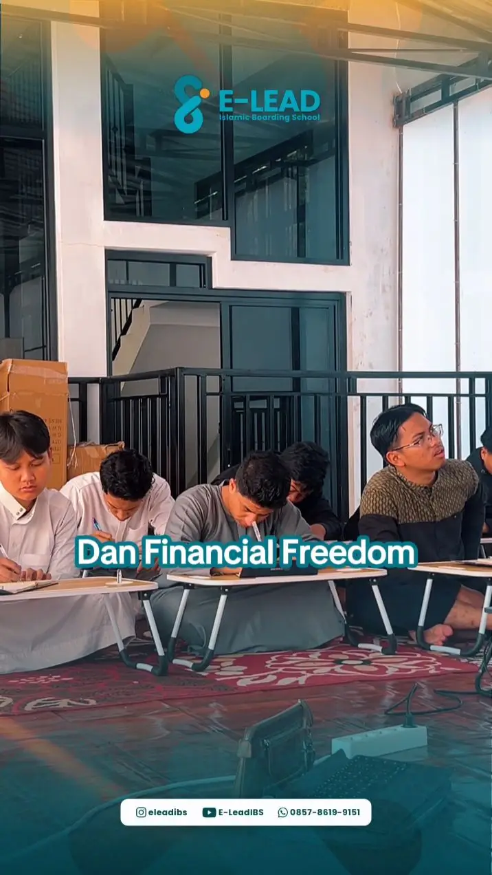 Hari ini adalah momen untuk sejenak berhenti dari rutinitas dan kembali mengevaluasi langkah. Ada kalanya kita perlu disadarkan oleh fakta-fakta yang menampar, agar jujur melihat posisi kita hari ini. Apakah sudah ideal? Apakah benar-benar berada di jalan yang lurus? Melalui sesi hari ini, para ELeaders diajak menampar diri sendiri—bukan untuk merendahkan, tetapi untuk menjaga kewaspadaan dan memastikan arah hidup tetap on track, berjalan sesuai dengan apa yang Allah subhanahu wa ta’ala ridhai. Hari ini mereka mendapatkan materi “Tamparan Kehidupan”, sebagai pengingat bahwa hidup bukan sekadar berjalan, tetapi harus sadar arah, sadar tujuan, dan siap bertanggung jawab di hadapan Allah.