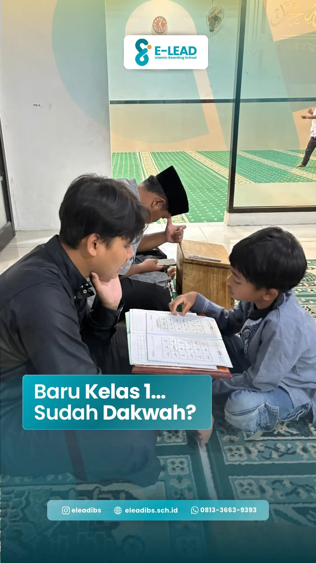 Ramadhan kali ini, proses belajar-mengajar santri ELead kelas 2 berlangsung di Lombok.
Sementara adik-adiknya tetap berproses dari asrama.

Santri kelas 1 ELead IBS mengajar TPA di masjid sekitar Asrama ELead, Dusun Pampung.
Mereka belajar berdiri di depan, membimbing bacaan, memperbaiki tajwid, dan menjaga adab saat membersamai adik-adik belajar Al-Qur’an.

Kami sadar, belajar Al-Qur’an bukan hanya tentang hafalannya.
Tetapi tentang keberanian mengajarkannya.
Tentang kesiapan menjadi teladan sebelum menyampaikan.

Dari sekitar asrama hingga luar Pulau Jawa,
semua sedang ditempa menjadi ELeaders yang hidup bersama Al-Qur’an.

Barakallahu fiikum ✨