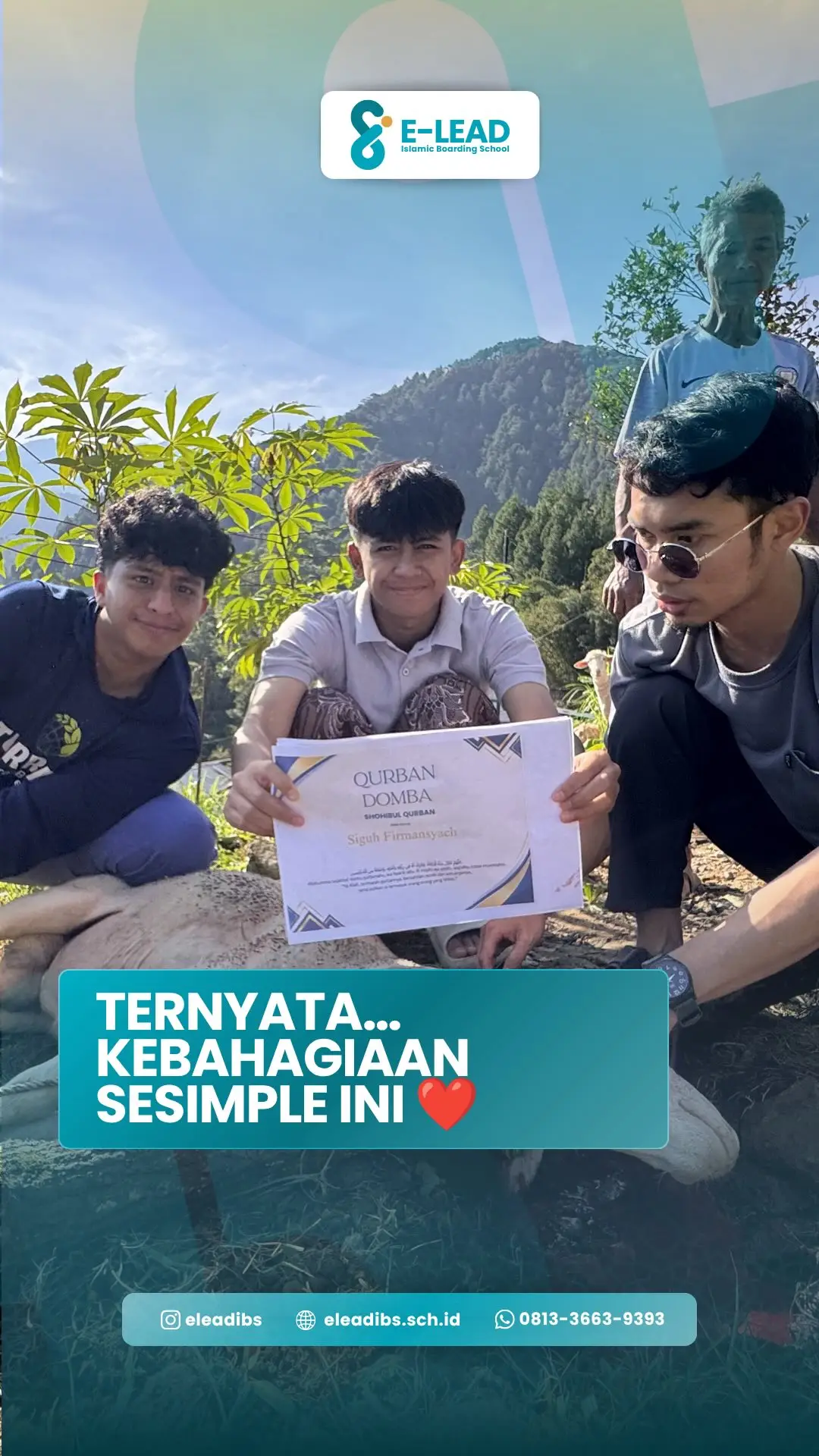 “Paginya bagi daging. Malamnya bagi hadiah.”

Tapi kalau dipikir-pikir, bukan itu yang paling berharga.

Yang paling berharga adalah apa yang terjadi di antara keduanya.

Saat santri dan warga bekerja bersama tanpa melihat siapa yang lebih tua atau lebih muda.

Saat tangan-tangan kecil membantu membungkus daging qurban untuk dibagikan kepada sesama.

Saat tawa pecah di sekitar bara api sate.

Saat nama pemenang MHQ dan Quiz diumumkan, lalu seluruh teman-temannya ikut bersorak bahagia.

Idul Adha mengajarkan bahwa qurban bukan sekadar menyembelih hewan.

Qurban adalah tentang mengalahkan ego.

Tentang belajar memberi sebelum meminta.

Tentang merasakan kebahagiaan dari melihat orang lain tersenyum.

Di E-Lead IBS, kami percaya bahwa pendidikan tidak hanya dibangun dari buku dan ruang kelas.

Tetapi juga dari pengalaman nyata yang menumbuhkan empati, ukhuwah, kepemimpinan, dan rasa syukur.

Karena suatu hari nanti, dunia tidak hanya membutuhkan orang yang pintar.

Dunia membutuhkan orang yang peduli.

✨ Semoga setiap tetes keringat dalam melayani menjadi amal.
✨ Semoga setiap hafalan yang dijaga menjadi cahaya.
✨ Dan semoga setiap kebersamaan menjadi kenangan yang mendekatkan kita kepada Allah.

🤍 Selamat Hari Raya Idul Adha 1447 H.

Apa pelajaran terbesar yang kamu dapat dari Idul Adha tahun ini?

Tulis di kolom komentar ya👇

#ELeadIBS #IdulAdha #Qurban1447H #SantriLeadership #IslamicBoardingSchool