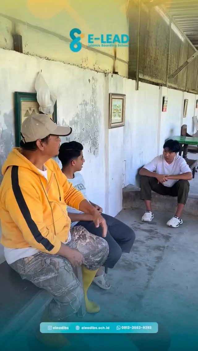 Hari ini santri ELead belajar hal yang dekat dengan hidup sehari-hari:
pangan.

Mulai dari perikanan, pertanian, sampai ternak ayam.
Pegang langsung, lihat prosesnya, ngerasain capeknya.

Biar paham,
makan itu ada prosesnya.
Hidup mandiri itu ada ilmunya.

Pelan-pelan kami belajar:
kalau mau kuat, jangan cuma pintar di kelas.
Harus siap ngurus kebutuhan sendiri.

Semoga Allah Meridhoi. BarakaAllahufiikum ✨
