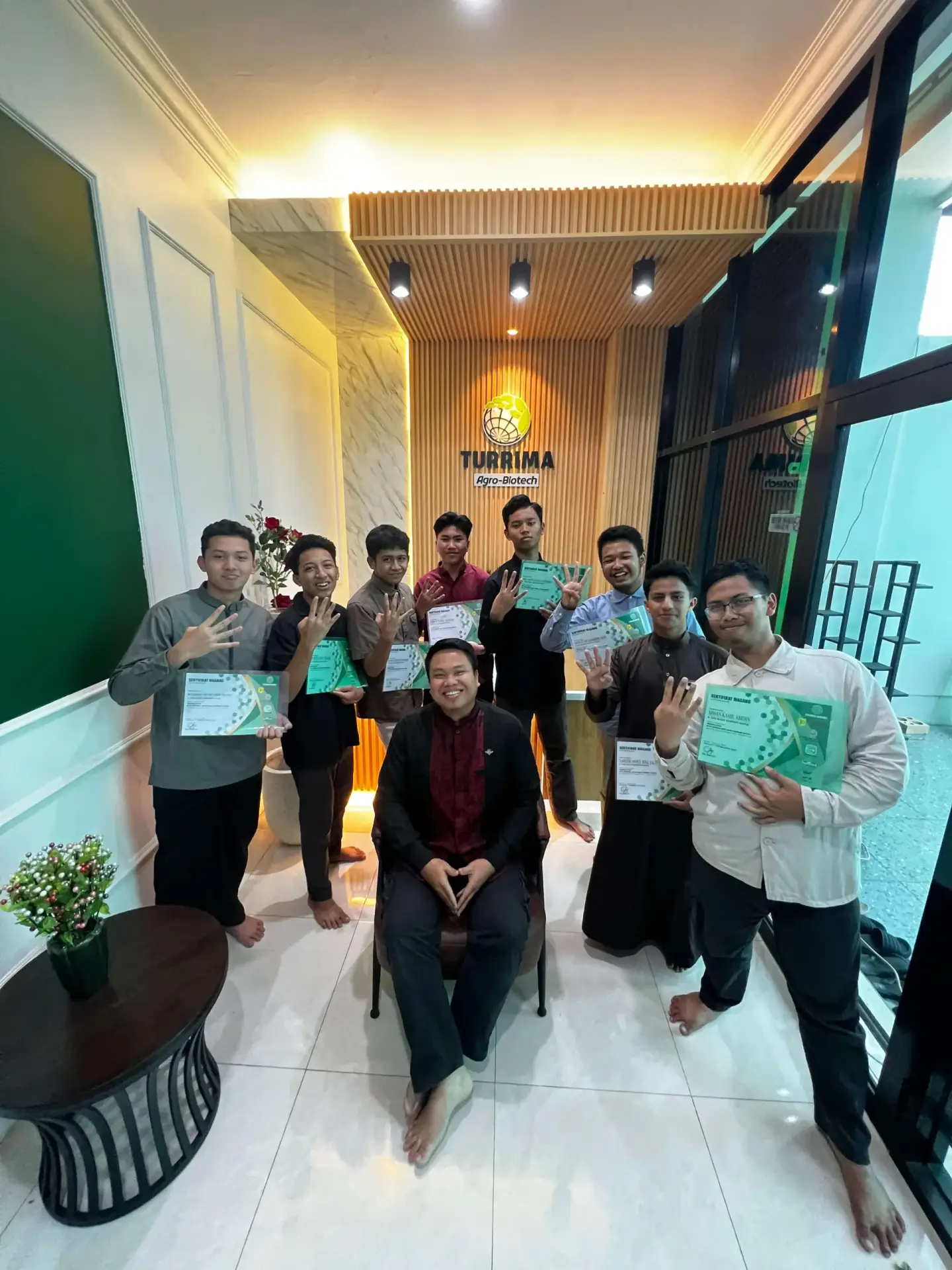 Ijazah dan sertifikat pengalaman industri